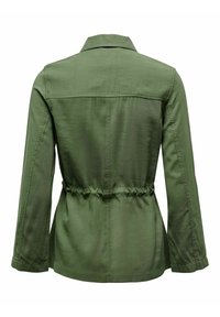 Vue arrière d'une veste longue manche olive avec un col et une couture resserrée à la taille.