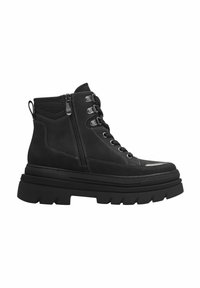 Bottine en suede noir avec une semelle épaisse, laçage à l'avant, fermeture éclair sur le côté et éléments de couture contrastants.