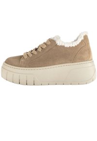 Beige Wildleder-Sneaker mit Plattform und einem strukturierten, weißen Fleece-Futter, ausgestattet mit Schnürverschluss und einer dicken, gerillten, cremefarbenen Sohle.