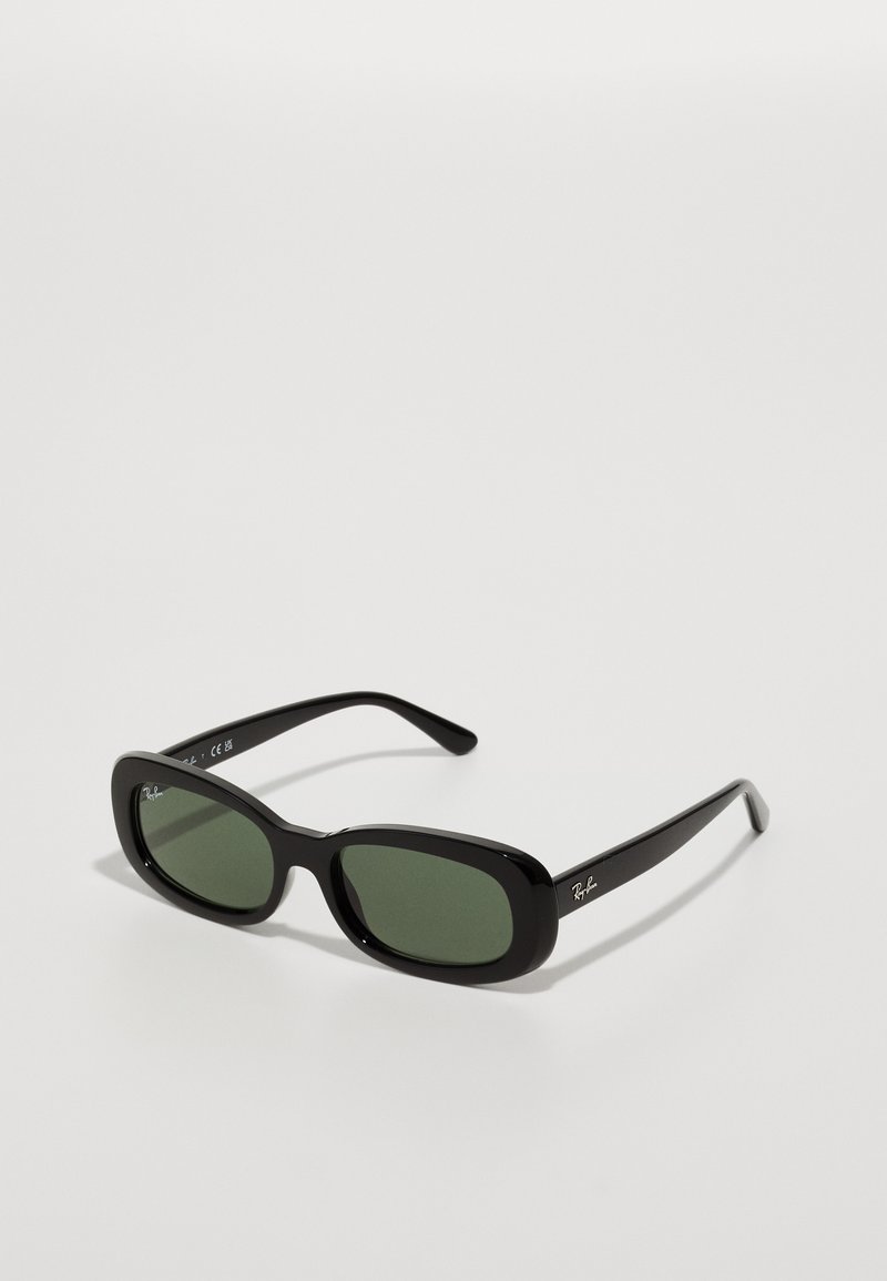 Ochelari de soare rectangulari negri cu lentile de un verde închis. Construiți dintr-un plastic lucios, au un design curbat și un branding subtil pe lateral.