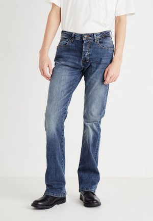 Jeans de mezclilla azul con un diseño de pierna recta, que presentan un lavado desgastado, cinco bolsillos y cierre de botón y cremallera metálicos.