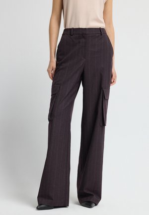 Pantalons cargo à jambes larges en bordeaux foncé avec des rayures verticales, dotés de deux grandes poches latérales et d'une taille ajustée pour un ajustement structuré.