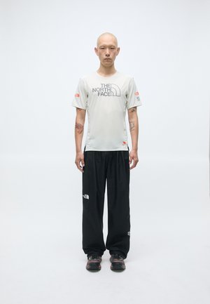 HIGH TRAIL GRAPHIC - T-skjorte til trening - calacatta