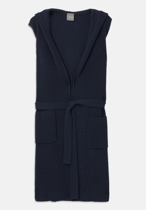 Robe in maglia navy con cappuccio, apertura frontale, cintura da annodare e due tasche frontali. Presenta una texture a coste e una silhouette casual.