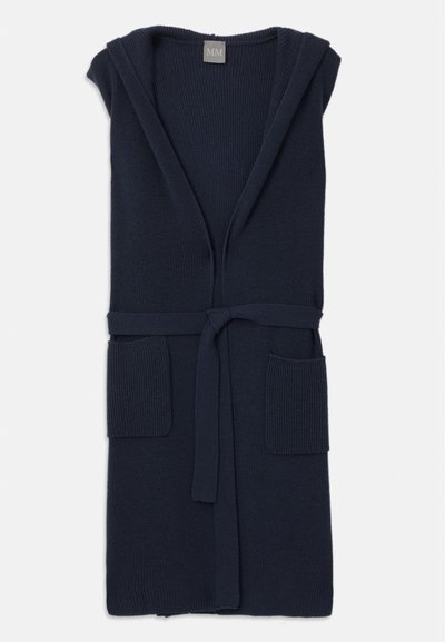 Ναυτικό πλεκτό ρόμπα με κουκούλα, ανοιχτό μπροστά, αυτοδετό ζωνάκι και δύο μπροστινές τσέπες. Διαθέτει ριμπ ύφανση και χαλαρή σιλουέτα.