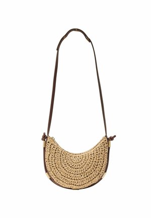 Sac bandoulière en paille tissée en forme de demi-lune avec une sangle en cuir réglable marron foncé et des détails en métal doré.