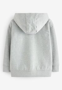 Sudadera con capucha gris que presenta una textura suave, puños acanalados y un dobladillo elástico, con un diseño simple y sin adornos.