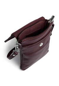 Burgundijas ādas plecu soma ar rāvējslēdzēja aizdari, iekšējo kabatu un metāla detaļām. Aprīkota ar noņemamu siksnu daudzveidību.