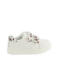 Baskets en cuir blanc avec des sangles Velcro à imprimé léopard, côté texturé, détails perforés et semelle en caoutchouc plate.