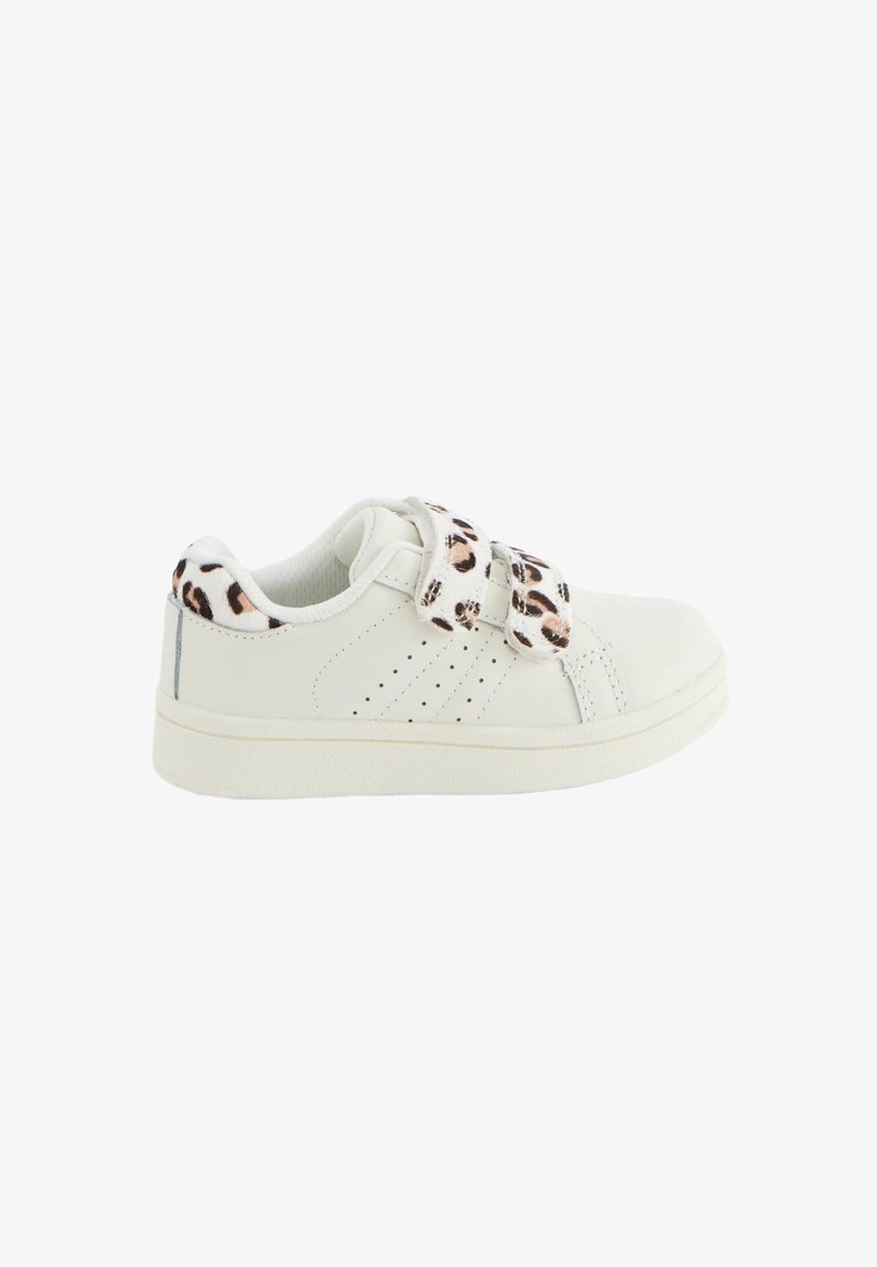 Baskets en cuir blanc avec des sangles Velcro à imprimé léopard, côté texturé, détails perforés et semelle en caoutchouc plate.