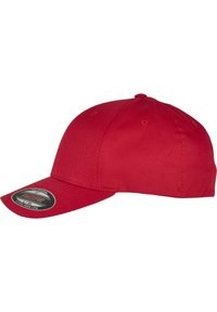 Căciulă de baseball roșie cu un bor dinamic, realizată dintr-un material neted. Prezintă accente de cusătură și o etichetă rotundă pe față.