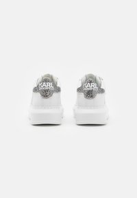 Hvite sneakers med en glatt skinnfinish, med en teksturert sølvdetalj på hælen og Karl Lagerfeld-merking.