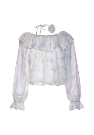 Blusa bianca con spalle scoperte, motivi floreali azzurri chiaro, scollo arricciato, maniche lunghe a sbuffo con polsini arricciati e accessorio coordinato al collo.