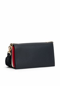 Rechteckige Clutch aus strukturiertem schwarzem Leder mit goldenen Beschlägen, mit schlankem Profil und kontrastierendem roten und weißen Innenraum. Verstellbarer Tragegurt inklusive.