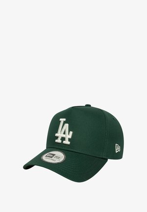 Casquette vert foncé avec une sangle réglable, arborant un logo "LA" brodé en blanc. Le tissu est texturé, avec une visière incurvée.