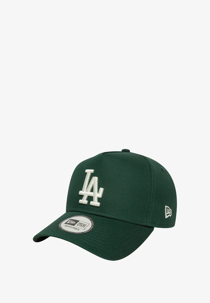 Cappello verde scuro con una fascia regolabile, caratterizzato da un logo ricamato "LA" in bianco. Il tessuto è texture, con una visiera curvata.