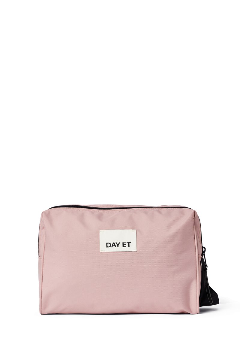 Pink nylon taske med rektangulær form, sort lynlås og et hvidt mærke, der står "DAY ET." Glat tekstur, minimalistisk design.