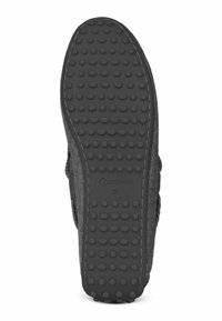 Die schwarze textile Schuhsohle verfügt über eine strukturierte Oberfläche mit runden Griffen, verstärkten Kanten und sichtbarem Branding, das die Größe 38 angibt.