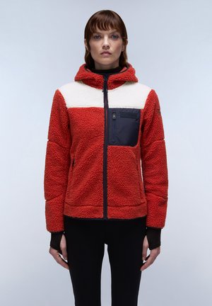 Rode fleecenjacket met witte en marineblauwe accenten, een ritszak op de borst, capuchon en gestructureerde stof, uitgerust met zwarte mouwen.