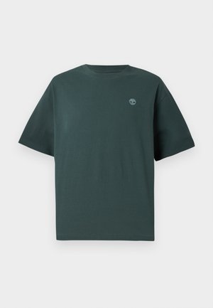 Camiseta de algodón de color verde oscuro con mangas cortas, cuello redondo y pequeño logo azul claro en el lado izquierdo del pecho. Textura suave, corte relajado.