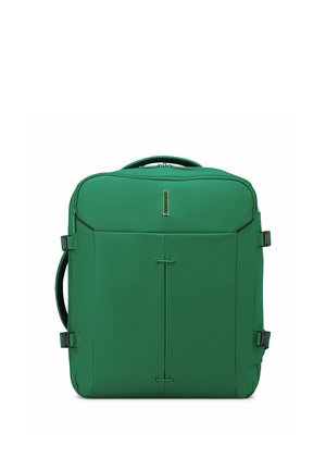 Valise souple rectangulaire verte avec poignée supérieure, sangles latérales, poches avant et une petite plaque de logo verticale près du centre supérieur.