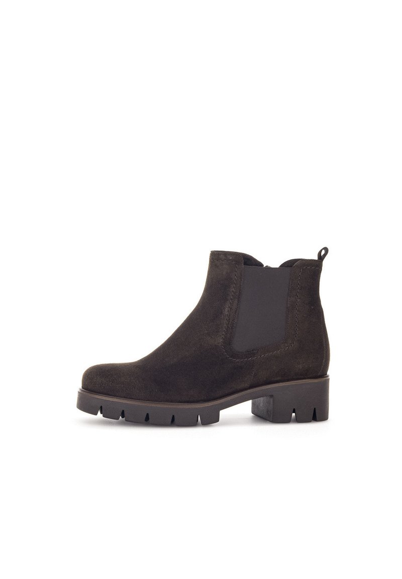 Botas de tobillo de ante negro con paneles elásticos en los laterales y un tira en la parte superior. Suela de goma gruesa con un diseño de banda para tracción.