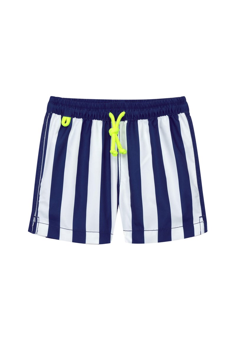 Shorts de bain rayés bleu marine et blancs avec une taille élastique et un cordon de serrage jaune. Texture lisse, design décontracté et longueur au-dessus du genou.