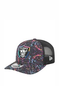 Schwarze Baseballmütze mit einem bunten Spritzer-Muster. Besitzt ein Raiders-Logo auf der Vorderseite, ein Netzrücken und ein flaches Schild-Design.