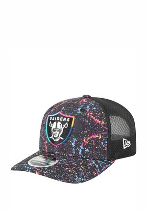 Casquette de baseball noire avec un motif éclaboussé coloré. Présente un logo des Raiders à l'avant, un dos en mesh et une visière plate.