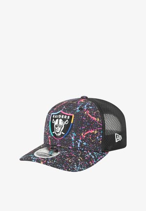 Schwarze Baseballmütze mit einem bunten Spritzer-Muster. Besitzt ein Raiders-Logo auf der Vorderseite, ein Netzrücken und ein flaches Schild-Design.