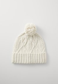 Berretto lavorato a maglia in crema con motivi a diamante testurizzati e a coste, dotato di un morbido pompon sulla sommità e di un bordo elastico.