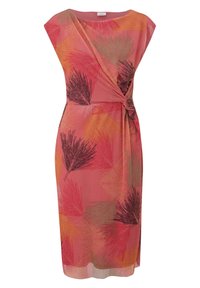 Vestido de manga corta, hasta la rodilla, en tejido rosa con un patrón de hojas en rojo, naranja y negro, y un detalle de nudo lateral.