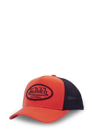 Casquette de camionneur rouge avec un dos en filet noir, logo brodé et visière courbée. Le panneau avant est structuré avec des coutures visibles.