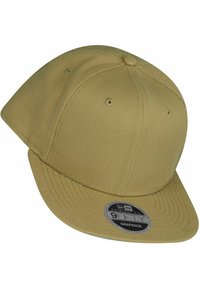 Beige Snapback-Cap aus strukturiertem Stoff, mit flachem Schirm, stabiler Krone und einem runden Logo-Tag auf der Vorderseite.