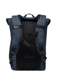 Lo zaino presenta un tessuto blu navy, uno schienale in rete imbottito, spallacci regolabili e una maniglia superiore. Include fibbie per una chiusura sicura.