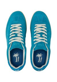Sneaker in suede turchese con lacci bianchi, dotate di suola in gomma e logo di palma sulla soletta blu. Punta arrotondata e dettagli cuciti.