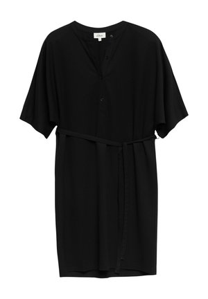 Robe noire à manches courtes, longueur genou, col rond, boutonnage partiel sur le devant et ceinture fine en tissu à la taille.