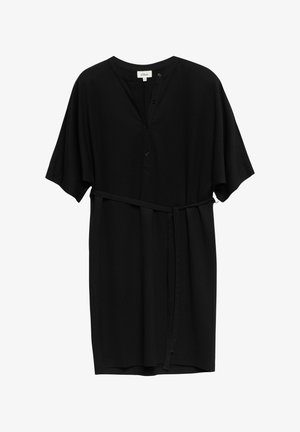 Czarna sukienka o długości do kolan z krótkim rękawem, okrągłym dekoltem, częściowym zapięciem na guziki z przodu oraz cienkim materiałowym paskiem w talii.