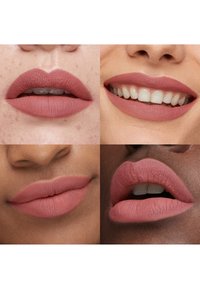 Neljä lähikuvaa erilaisista huulista, joilla on mattapintainen pölyinen roosansävyinen huulipuna. Kuvissa näkyy vaihtelevia ihon sävyjä ja huulten muotoja luonnollisissa ja hymyilevissä ilmeissä.