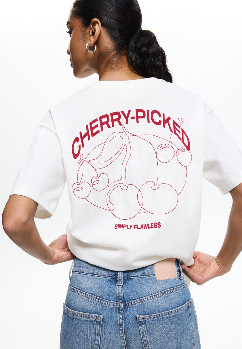 PULL&BEAR - CHERRY EMBROIDERY - T-shirt imprimé - white, Agrandir
