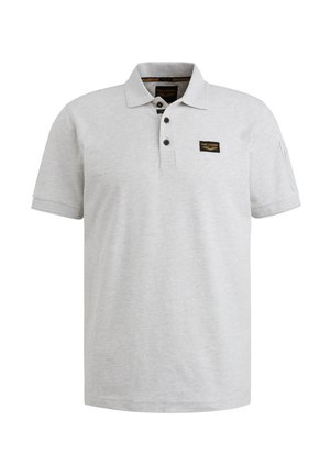 Polo di colore grigio chiaro realizzato in misto cotone, con un'apertura a tre bottoni, maniche corte, patch del logo sul petto e colletto a coste.