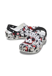 Børns slip-on klipklappere med sorte remme, der har design af Mickey Mouse tegneserier i sort, hvid og rød, samt et forhøjet Mickey Mouse ansigt på tåen.