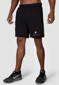 Shorts sportivi neri realizzati in un tessuto morbido, con vita regolabile tramite un cordino, tasche laterali e un accento del logo bianco sulla coscia sinistra.