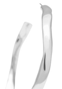 Escultura abstracta de metal plateado con formas suaves y curvadas, y un acabado elegante, que enfatiza las líneas fluidas y las superficies reflectantes.