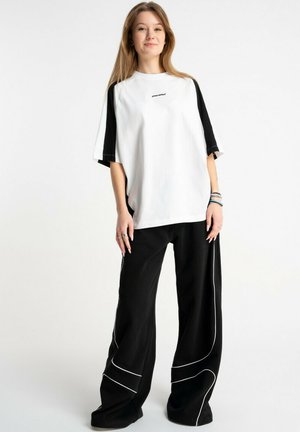 - T-shirt z nadrukiem