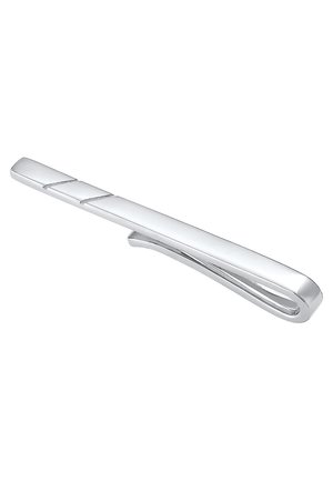 Silberfarbener Krawattenclip mit einer schlanken, elongated Form, der eine glatte Oberfläche und drei eingravierte Linien für Textur und Detail aufweist.