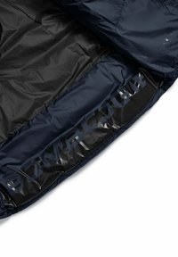 Granatowy śpiwór z gładką, błyszczącą czarną podszewką, z dużymi wytłoczonymi literami i trwałą fakturą zewnętrzną.