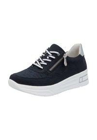 Baskets en daim noir avec une surface texturée, lacets blancs, un accent argenté sur le talon et une fermeture éclair sur le côté. Semelle blanche contournée.