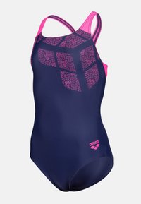 Granatowy jednoczęściowy kostium kąpielowy z różowymi akcentami, z geometrycznym wzorem i podwójnymi ramiączkami dla wsparcia. Materiał jest gładki i rozciągliwy.