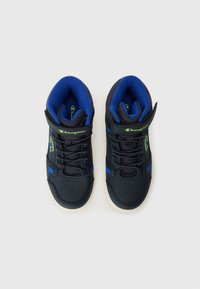 Czarne sneakersy typu high-top z niebieskimi akcentami, siateczkowym językiem i sznurowadłami. Posiadają pasek na rzep oraz perforowaną część noska dla lepszego przewiewu.